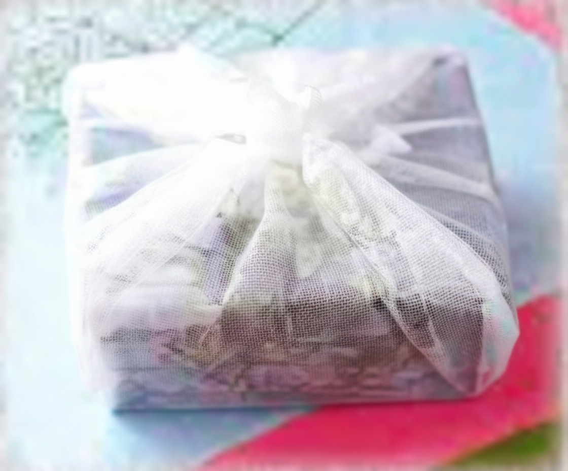 白いネットに包まれたお通夜用の折詰を株式会社駕徳（かごとく）が堺市向けに準備している