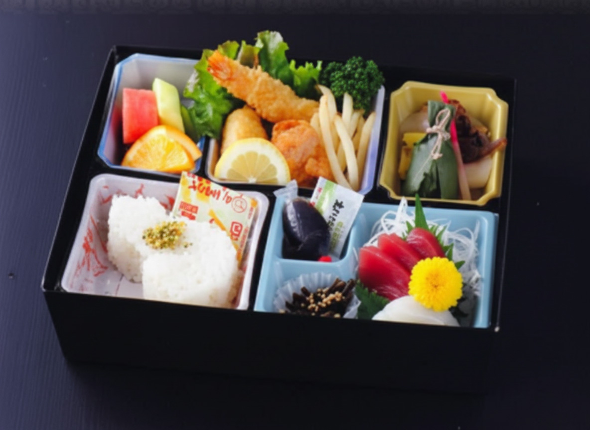 株式会社駕徳（かごとく）の通夜用お持ち帰り箱膳に盛られた刺身・天ぷら・おにぎりの詰め合わせ、堺市　葬儀用の商品。