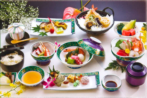 株式会社駕徳（かごとく）が提供する通夜向けの会席膳が並んだ和風盛り付けの料理セット、堺市　葬儀