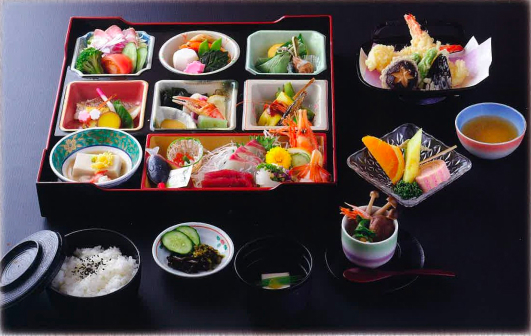 株式会社駕徳（かごとく）が提供する通夜向け和風箱膳会席の盛り合わせ（黒盆に並ぶ）