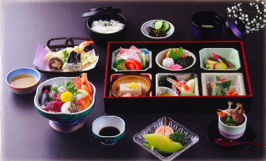 箱膳会席を並べた通夜向け料理の盛り合わせ（堺市　葬儀｜株式会社駕徳（かごとく））