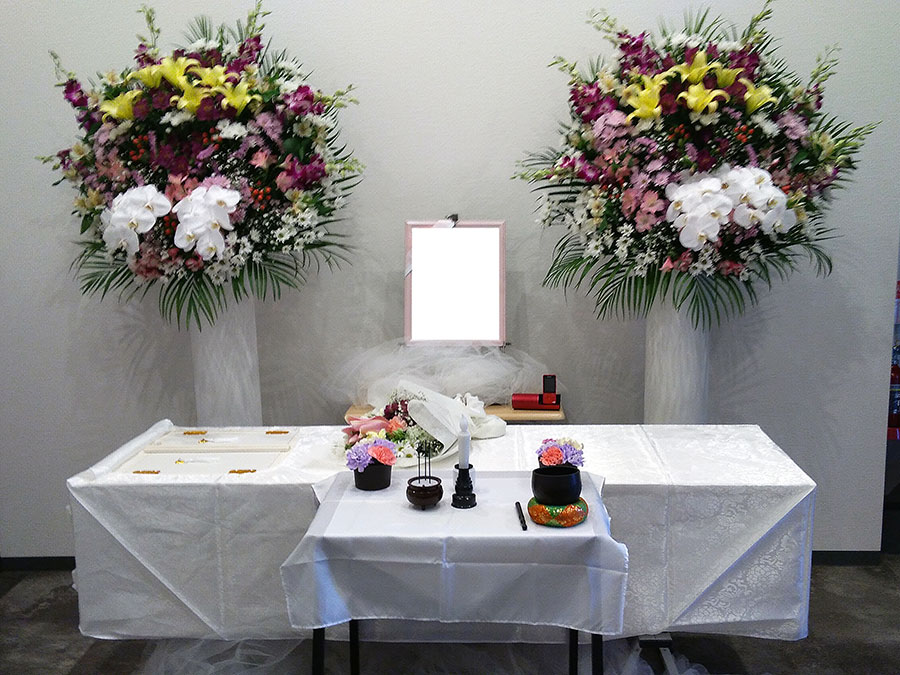 アデューホールでの寄り添う火葬プランの祭壇写真